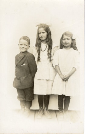 Portrait of the DeVoin Family. (Images are provided for educational and research purposes only. Other use requires permission, please contact the Museum.) thumbnail