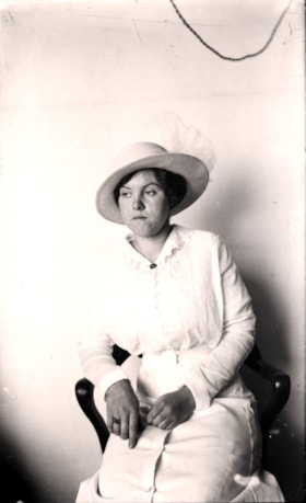 [Mamie or Flo Gray?]. (Images are provided for educational and research purposes only. Other use requires permission, please contact the Museum.) thumbnail