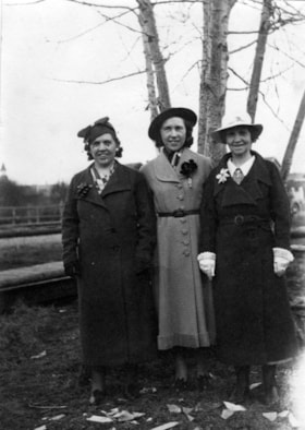 Addie Hann, Thana Hann and Elizabeth Bannister. (Images are provided for educational and research purposes only. Other use requires permission, please contact the Museum.) thumbnail