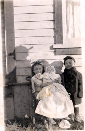 Dr. Horace C. Wrinch and family. (Images are provided for educational and research purposes only. Other use requires permission, please contact the Museum.) thumbnail