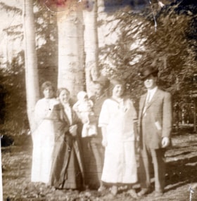 Unidentified gathering of people. (Images are provided for educational and research purposes only. Other use requires permission, please contact the Museum.) thumbnail