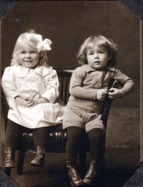 Two unidentified children. (Images are provided for educational and research purposes only. Other use requires permission, please contact the Museum.) thumbnail