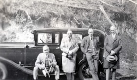 Four men in front of a car. (Images are provided for educational and research purposes only. Other use requires permission, please contact the Museum.) thumbnail