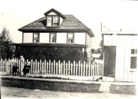 Unidentified house and family in Hazelton. (Images are provided for educational and research purposes only. Other use requires permission, please contact the Museum.) thumbnail