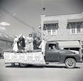 Army Nurse float in centenary parade. (Images are provided for educational and research purposes only. Other use requires permission, please contact the Museum.) thumbnail