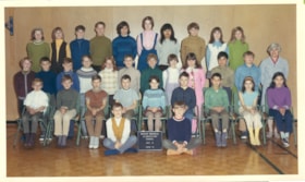 Class photo from Muheim Memorial Elementary School Div.9. (Images are provided for educational and research purposes only. Other use requires permission, please contact the Museum.) thumbnail