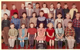 Class photo Muheim Memorial Elem. School Smithers B.C. Garde 1 No year.. (Images are provided for educational and research purposes only. Other use requires permission, please contact the Museum.) thumbnail