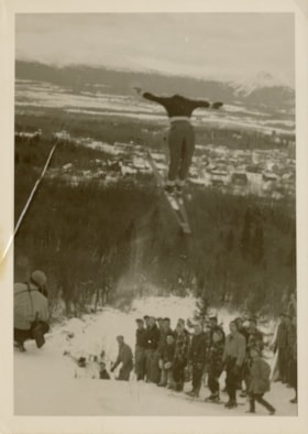 Crowd watching a ski jumper. (Images are provided for educational and research purposes only. Other use requires permission, please contact the Museum.) thumbnail