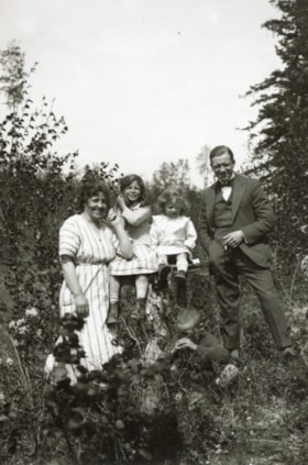 Family photograph. (Images are provided for educational and research purposes only. Other use requires permission, please contact the Museum.) thumbnail