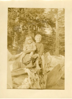 Alice and Axel Hanson at a picnic. (Images are provided for educational and research purposes only. Other use requires permission, please contact the Museum.) thumbnail