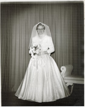 Jentina Boes (Stad) on her wedding day. (Images are provided for educational and research purposes only. Other use requires permission, please contact the Museum.) thumbnail