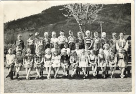 Class photo 1950s. (Images are provided for educational and research purposes only. Other use requires permission, please contact the Museum.) thumbnail