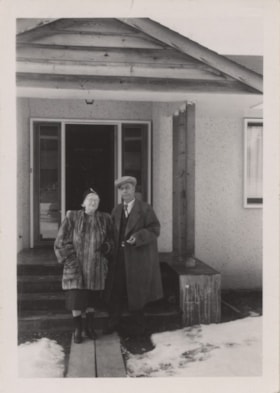 Couple in front of house. (Images are provided for educational and research purposes only. Other use requires permission, please contact the Museum.) thumbnail