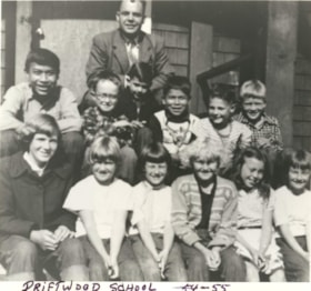 Driftwood School class photo. (Images are provided for educational and research purposes only. Other use requires permission, please contact the Museum.) thumbnail