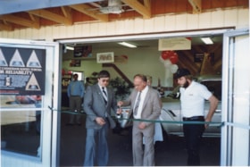George Boonstra and Mayor Northup cutting ribbon at Toyota opening. (Images are provided for educational and research purposes only. Other use requires permission, please contact the Museum.) thumbnail