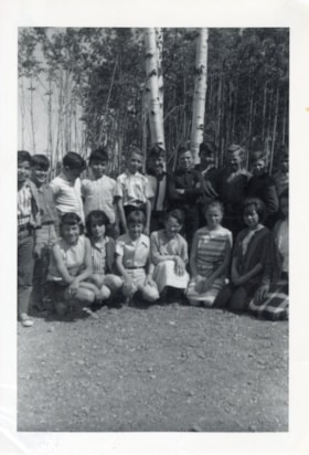 Group of students from Lake Kathlyn School. (Images are provided for educational and research purposes only. Other use requires permission, please contact the Museum.) thumbnail
