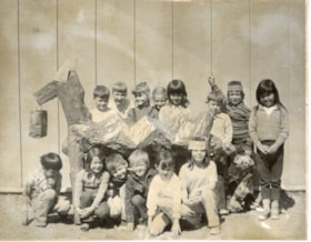 Lake Kathlyn School students with Anti-Litta-Saurus. (Images are provided for educational and research purposes only. Other use requires permission, please contact the Museum.) thumbnail