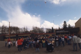 Crowd watching balloons in front of Lake Kathlyn School. (Images are provided for educational and research purposes only. Other use requires permission, please contact the Museum.) thumbnail