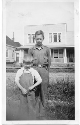 Jack and Cyril McDonell. (Images are provided for educational and research purposes only. Other use requires permission, please contact the Museum.) thumbnail