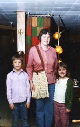 Carol Bold and two children. (Images are provided for educational and research purposes only. Other use requires permission, please contact the Museum.) thumbnail