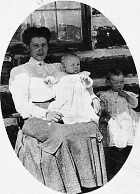 [Jessie McInnes and two daughters]. (Images are provided for educational and research purposes only. Other use requires permission, please contact the Museum.) thumbnail