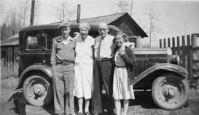 John and Hazel Goold with children Jim and Ruth. (Images are provided for educational and research purposes only. Other use requires permission, please contact the Museum.) thumbnail