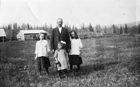 Archie McInnes with daughters. (Images are provided for educational and research purposes only. Other use requires permission, please contact the Museum.) thumbnail