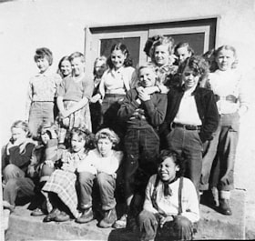 Group of Houston schoolchildren. (Images are provided for educational and research purposes only. Other use requires permission, please contact the Museum.) thumbnail