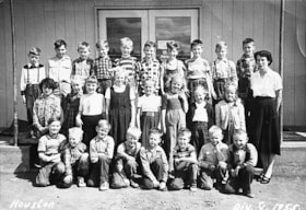 Silverthorne School division V class photo. (Images are provided for educational and research purposes only. Other use requires permission, please contact the Museum.) thumbnail