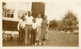 Dahlie family. (Images are provided for educational and research purposes only. Other use requires permission, please contact the Museum.) thumbnail