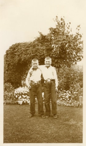 Hallvard and Jorgen Dahlie. (Images are provided for educational and research purposes only. Other use requires permission, please contact the Museum.) thumbnail
