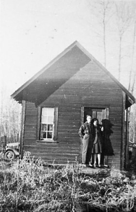 Couple in front of the [Houston Mission House?]. (Images are provided for educational and research purposes only. Other use requires permission, please contact the Museum.) thumbnail