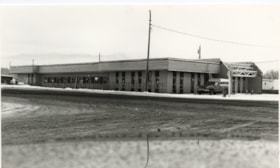 Large unidentified building in Houston. (Images are provided for educational and research purposes only. Other use requires permission, please contact the Museum.) thumbnail