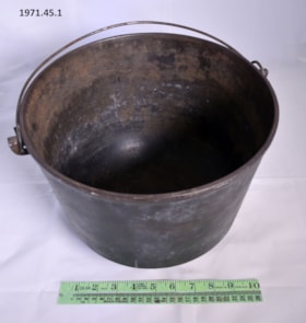 Hot Water Pot. (Images are provided for educational and research purposes only. Other use requires permission, please contact the Museum.) thumbnail