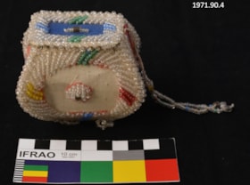 Bead Purse. (Images are provided for educational and research purposes only. Other use requires permission, please contact the Museum.) thumbnail