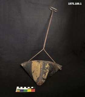 Dustpan. (Images are provided for educational and research purposes only. Other use requires permission, please contact the Museum.) thumbnail
