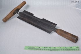 Drawknife. (Images are provided for educational and research purposes only. Other use requires permission, please contact the Museum.) thumbnail