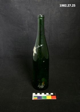 4/5 Quart Wine Bottle. (Images are provided for educational and research purposes only. Other use requires permission, please contact the Museum.) thumbnail