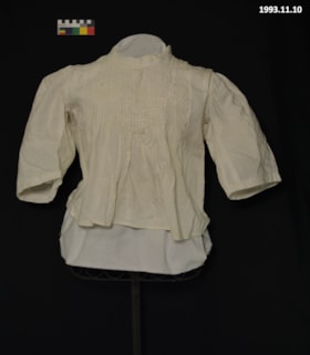 Blouse. (Images are provided for educational and research purposes only. Other use requires permission, please contact the Museum.) thumbnail