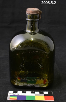 James Buchanan & Co. Ltd. Bottle. (Images are provided for educational and research purposes only. Other use requires permission, please contact the Museum.) thumbnail