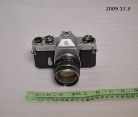 35mm Camera. (Images are provided for educational and research purposes only. Other use requires permission, please contact the Museum.) thumbnail