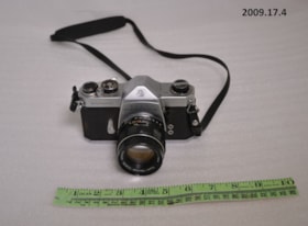 35mm Camera. (Images are provided for educational and research purposes only. Other use requires permission, please contact the Museum.) thumbnail