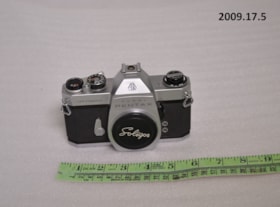 35 mm Camera. (Images are provided for educational and research purposes only. Other use requires permission, please contact the Museum.) thumbnail