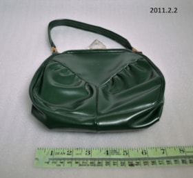Handbag. (Images are provided for educational and research purposes only. Other use requires permission, please contact the Museum.) thumbnail