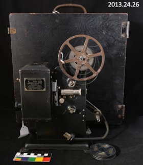 Kodascope 8 Model 40 Projector Kit. (Images are provided for educational and research purposes only. Other use requires permission, please contact the Museum.) thumbnail