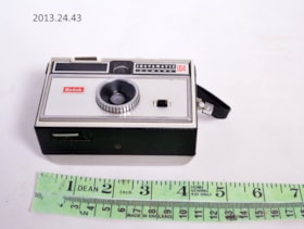 Kodak Instamatic 104 Camera. (Images are provided for educational and research purposes only. Other use requires permission, please contact the Museum.) thumbnail